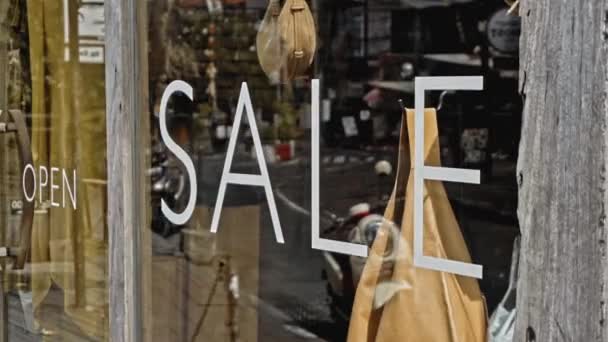 Mağazanın Cam Penceresinde Yazıt Satışıyla Birlikte Beyaz Metin — Stok video