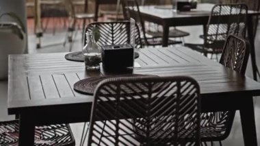 Çatı katı tarzı, ahşap masalı, insansız boş bir bar.