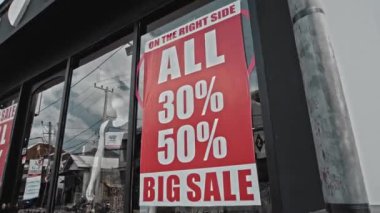 Desa Changgu, Kabupaten Badung, Bali, Endonezya - 7 Ekim 2020: Enstitü 'nün kapısında cam bir pencere ve büyük satıştan oluşan kırmızı tabela asılı