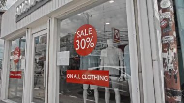 Desa Changgu, Kabupaten Badung, Bali, Endonezya - 7 Ekim 2020: Camda asılı kırmızı yuvarlak tabela% 30 indirimli