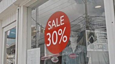 Desa Changgu, Kabupaten Badung, Bali, Endonezya - 7 Ekim 2020: Camda asılı kırmızı yuvarlak tabela% 30 indirimli