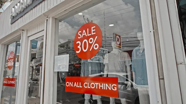 Desa Changgu, Kabupaten Badung, Bali, Endonezya - 7 Ekim 2020: Camda asılı kırmızı yuvarlak tabela% 30 indirimli