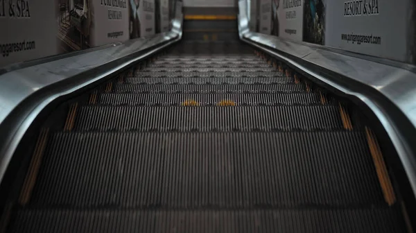 Escolator Escada Preta Centro Comercial Com Sinal Pegada Para Manter — Fotografia de Stock