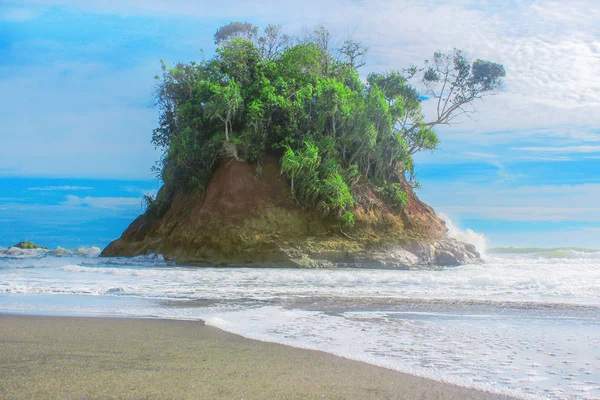 Siang Hari Pantai Dengan Pulau Sepi Utara Bengkulu Indonesia — Stok Foto