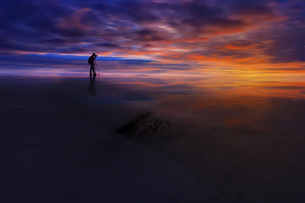 Fotografer Siluet Pantai Dengan Saat Matahari Terbenam — Stok Foto