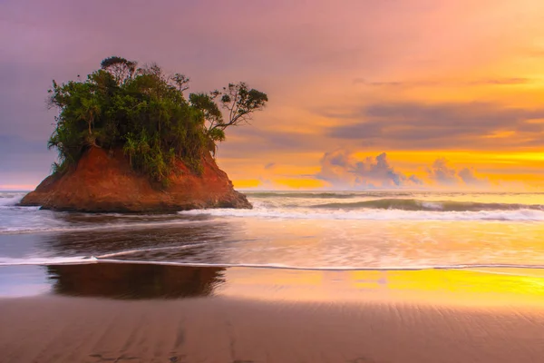 Pulau Sepi Utara Bengkulu Dengan Matahari Terbenam Saat Pantai Utara — Stok Foto