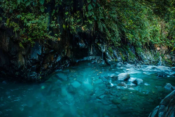 Água Azul Buraco Rocha Com Floresta Verde Ásia — Fotografia de Stock