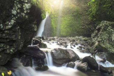 Sunrise renk ışık anı ile wawterfall içinde motiion Waterscape