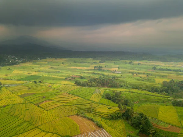印度尼西亚与百万自然美景 在山脉和期间多云 — 图库照片