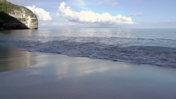 Indonésie Oceán Mraky Nad Ostrovem Dálce Večer Písečná Pláž Popředí — Stock video