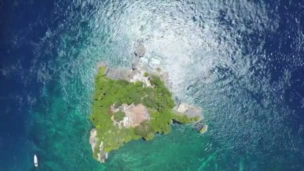 Indonesië Zonnig Weer Oceaan Een Kleine Rotsachtige Eiland Met Regenwoud — Stockvideo