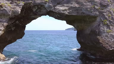 Tropik ada Sahili. Mavi su ve güneşli havalarda. Uçan bir taş kemer aracılığıyla. Havadan görünümü