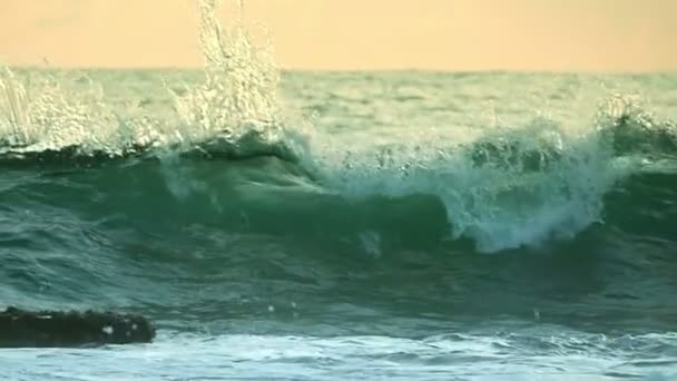 Taşlı Deniz Kıyısı Yeşil Dalga Günbatımında Ağır Çekim — Stok video