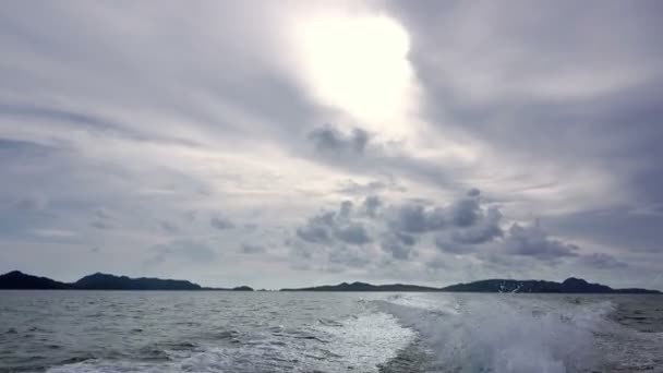 Auf Hoher See Das Motorboot Segelt Schnell Von Den Tropischen — Stockvideo