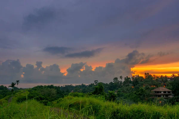 Ινδονησία Τροπικό Δάσος Και Σπίτι Βράδυ Όμορφα Σύννεφα Στον Ορίζοντα — Φωτογραφία Αρχείου