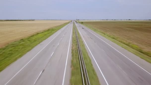 Una Pequeña Carretera Llana Tráfico Raro Coches Camiones Vista Aérea — Vídeos de Stock