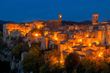 İtalya. Tuscany. Sorano. Bir uçurumun üzerinde küçük bir Ortaçağ kenti. Gece şehir ışıkları