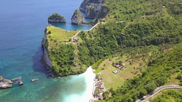 Indonésie Skalnaté Pobřeží Velkého Zeleného Ostrova Cesty Sestoupit Malou Písečnou — Stock video