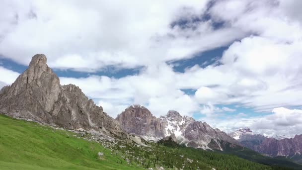 イタリア ドロミテ 美しい雲はすぐに山と緑の谷の上空を経由します 動きの速い — ストック動画