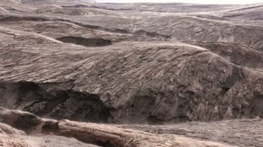 Volkanik lav yakın çekim. Duman yarıklar yükselir. Sorunsuz döngü