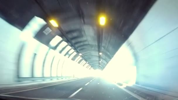 阴暗的汽车隧道 出口到山路 夏日蔚蓝的天空和晴朗的天气 — 图库视频影像