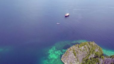 Endonezya. Raja Ampat adalar üzerinden bir kuş bakışı. Yağmur ormanları ile büyümüş tekneler, turkuaz deniz suyu sığ ve küçük kayalık adalar. Havadan görünümü