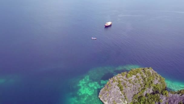 Indonesien Raja Ampat Archipel Aus Der Vogelperspektive Boote Türkisfarbenes Meerwasser — Stockvideo