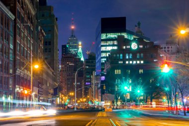 ABD, New York City - Aralık 22,2015: gece Manhattan. Cooper Square, sokak ışıkları, trafik ışıkları ve parça araba farları yakın kavşak