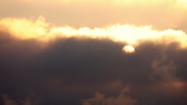 Dikke Wolken Bij Dageraad Verbergen Rijzende Zon Snelle Beweging — Stockvideo