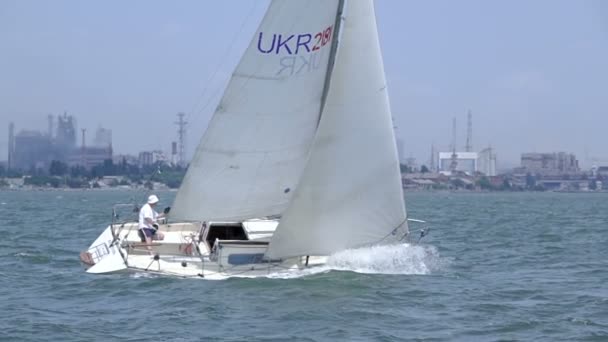 乌克兰 Mariupol 162018 巡航游艇特写在工业海岸的背景 唯一的帆船运动员在把手上 慢动作 — 图库视频影像
