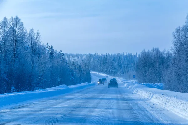 Karayolu Kış Kuzey Ormanı Birkaç Otomobil — Stok fotoğraf
