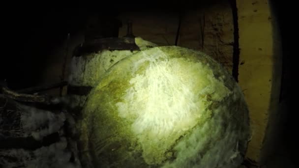 Velha Cave Escura Vários Barris Mofados Garrafas Sujas Luz Uma — Vídeo de Stock