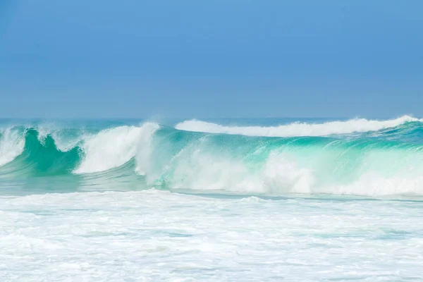 Océano Infinito Una Gran Ola Verde Surf Mucha Espuma Primer — Foto de Stock