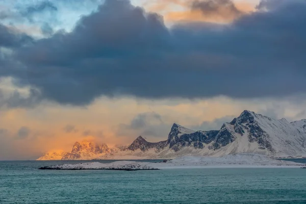 冬のノルウェー 海の無人島の山の多い海岸 厚い雲と太陽の光 — ストック写真