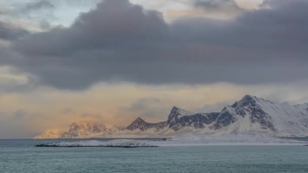 Inverno Noruega Deserta Costa Montanhosa Oceano Nuvens Estão Correr Tempo — Vídeo de Stock