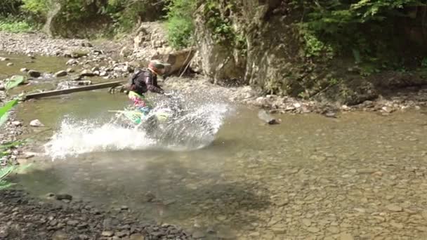 Motocross Natureza Cavaleiro Atravessa Pequeno Rio Salpicos Sol Movimento Lento — Vídeo de Stock