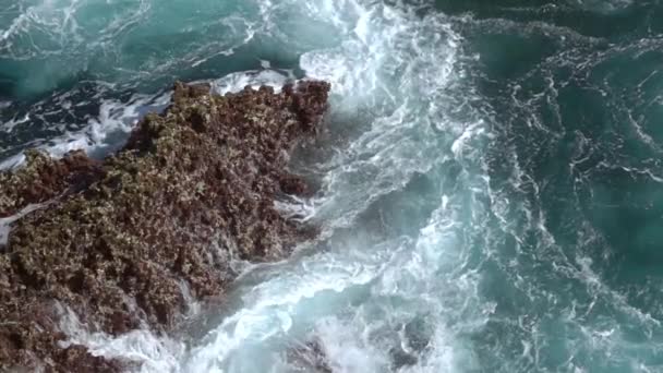 在阳光明媚的天气下 落基山脉海岸的海洋 一个干净的海浪正在沸腾 打破了石块 慢动作 — 图库视频影像