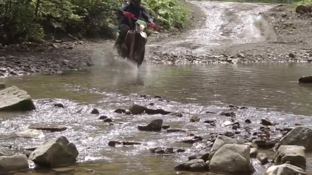 Enduro Motocrosser Fährt Durch Den Fluss Plätschert Der Sonne Zeitlupe — Stockvideo