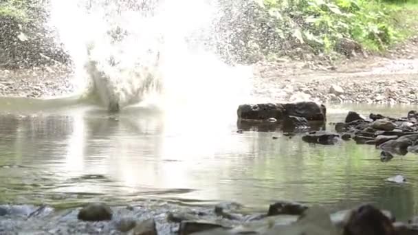 Sommersonniger Tag Wald Motocross Mann Erzwingt Den Fluss Viel Spray — Stockvideo