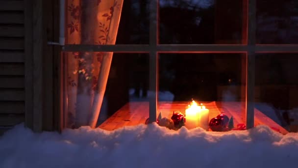 Trähus Vinter Natt Genom Fönstret Kan Julljus Och Bollar Bordet — Stockvideo