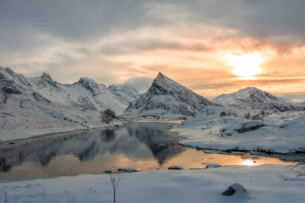 Petite Baie Fjord Norvégien Entourée Montagnes Enneigées Soirée Hiver — Photo