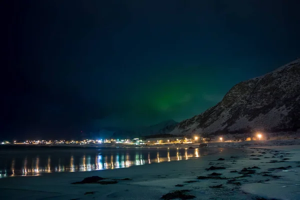 Norvège Lofoten Petit Village Près Montagne Sur Rive Fjord Nuit — Photo