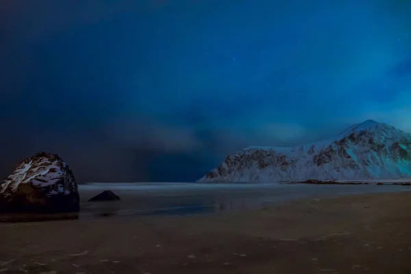 ノルウェー ロフォーテン諸島 冬の夜 雪に覆われた山々 と砂浜の海ビーチ — ストック写真