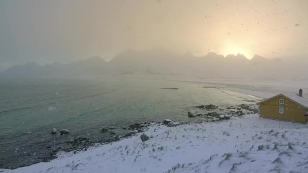 Winter Noorwegen Fjord Aan Lofoten Sneeuwval Sterke Wind Zonlicht Slow — Stockvideo