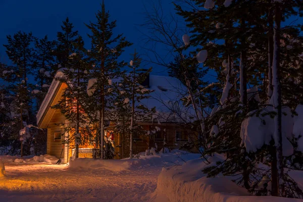 Fin Lapland. Gece kış orman kulübesinde. Kar bir çok