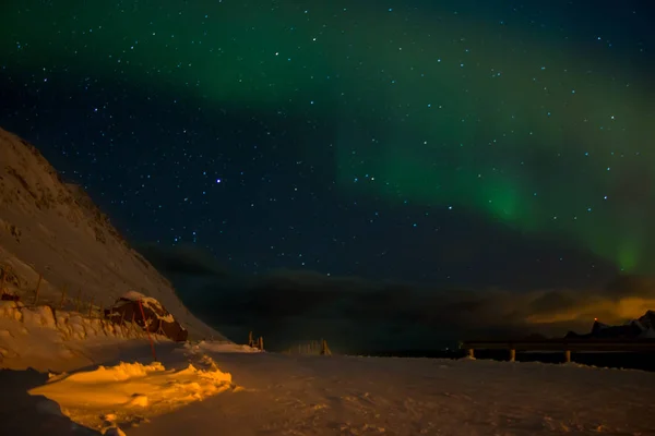 ノルウェーのロフォーテン諸島 冬の夜 空の多くの星 水平線に厚い雲 オーロラ — ストック写真