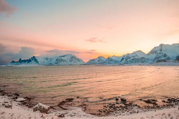 Зима Ранним Утром Норвежский Фьорд Окружён Заснеженными Горами Розовое Небо — стоковое фото