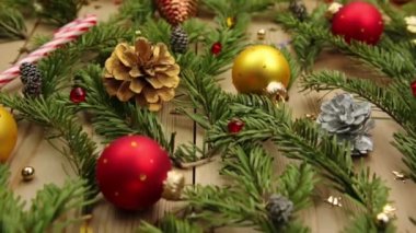 Noel natürmort. Çam dalları, oyuncaklar, garland ve hediyeler