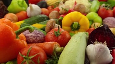 Sebze ahşap bir masa üzerinde bir sürü. Domates, salatalık, biber, sarımsak, şeker pancarı, kabak, mantar, havuç, karnabahar, Çince lahana, patates, soğan