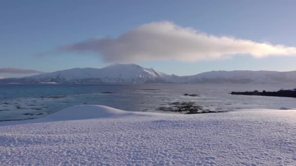 Lofoten Norueguês Fiorde Inverno Cercado Por Montanhas Cobertas Neve Nuvem — Vídeo de Stock
